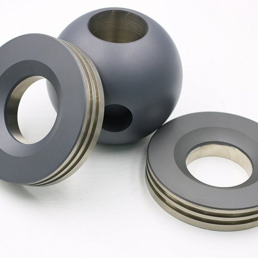 Globe valve plugs