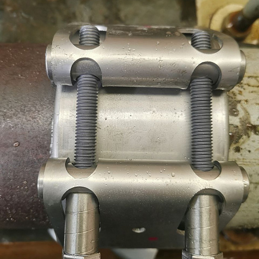 Pipe coupling studs
